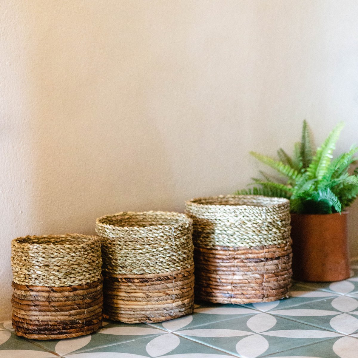 Seagrass Basket BHINNEKA (two - coloured) | Plant Basket | Small Storage Basket | Woven Boho Basket | Planter | Decorative Basket | Round Flower Basket - CozyVibe.eu