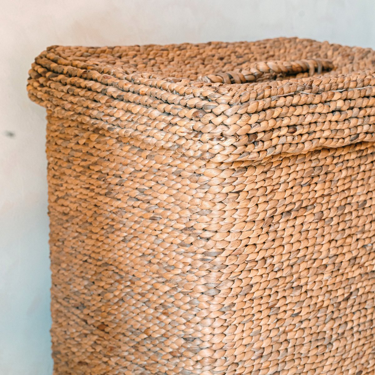 SEMERU Large Laundry Basket with Lid – Handmade Rectangular Woven Hamper - CozyVibe.eu