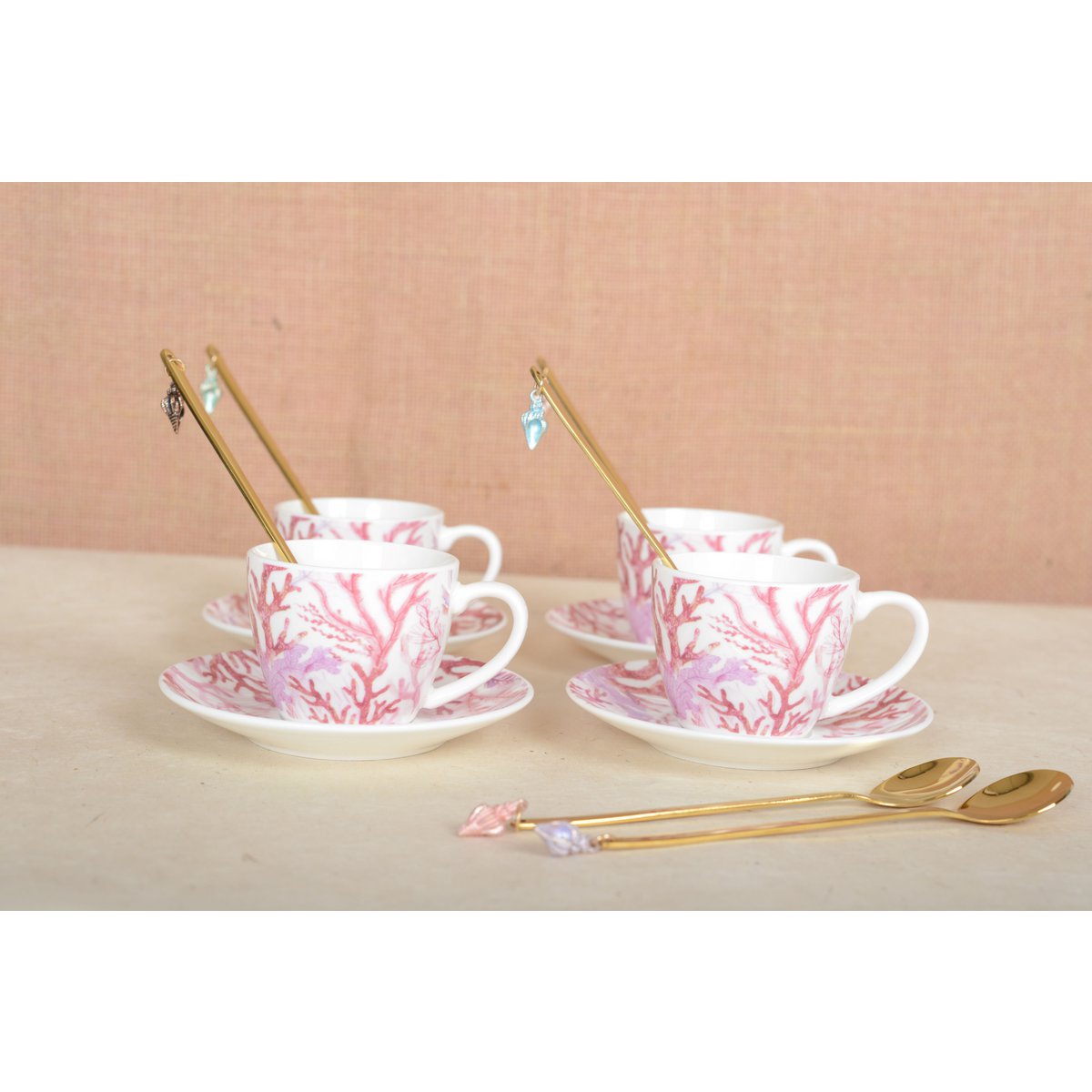 Elegante Kaffeetassen mit Korallenmotiv und Untertassen als Wohn- und Tischaccessoires | CozyVibe