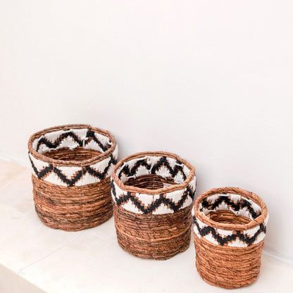 Small Basket Round for Plants or as Storage Basket | Woven Boho Basket SADARA with Macrame Pattern - CozyVibe.eu