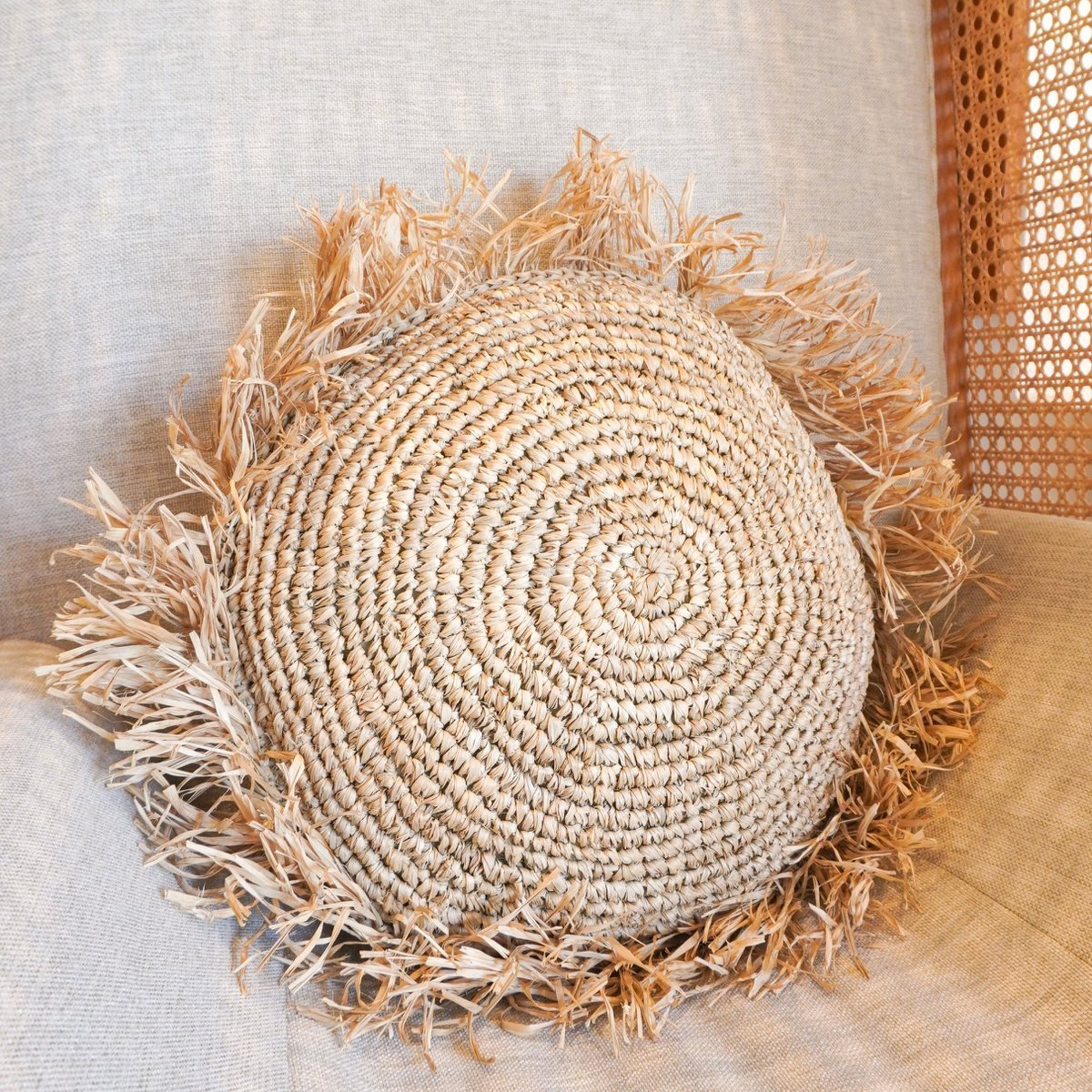 TARAKAN Kissen – rundes Raffia-Kissen mit Fransen – CozyVibe.eu