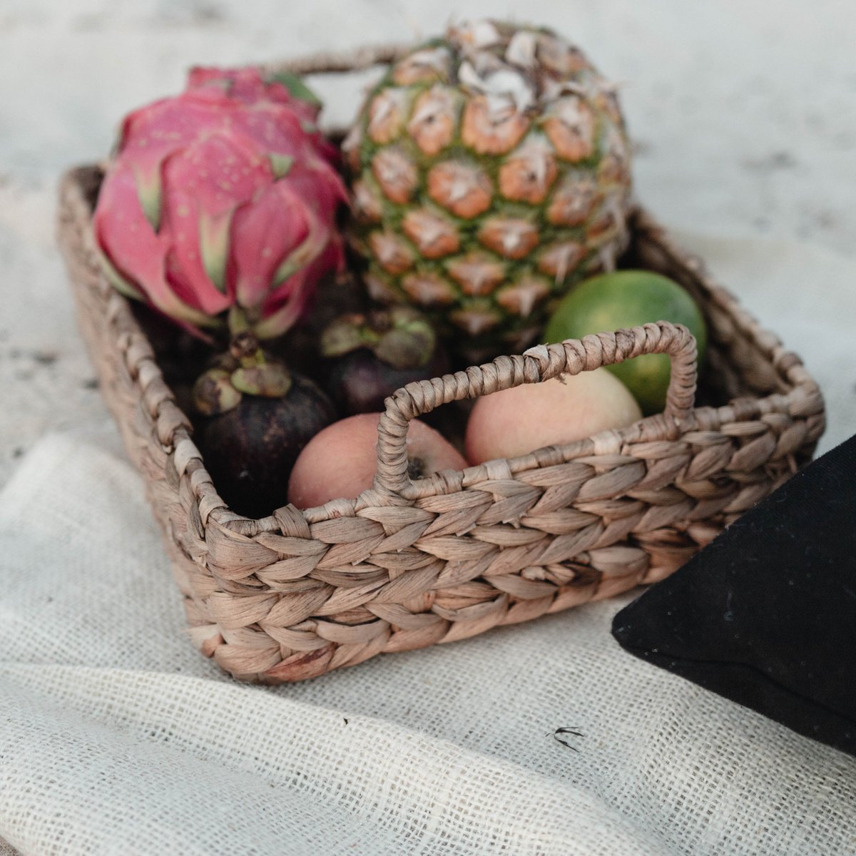 Tray BESAKIH made of Water Hyacinth (3 sizes) - CozyVibe.eu