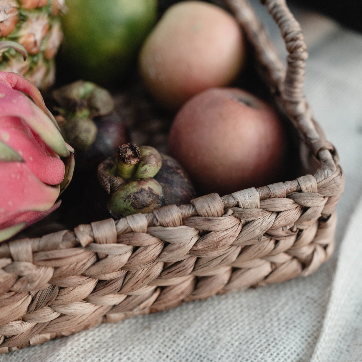 Tray BESAKIH made of Water Hyacinth (3 sizes) - CozyVibe.eu