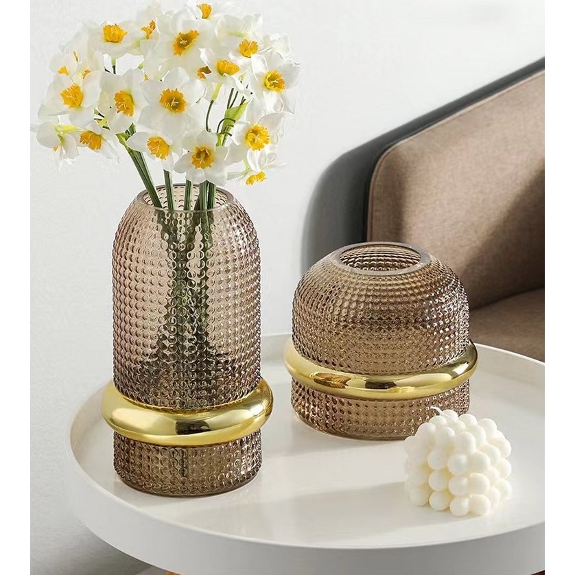 Elegante bernsteinfarbene Glasvase für Wohndekoration und stilvolle Innenräume | CozyVibe