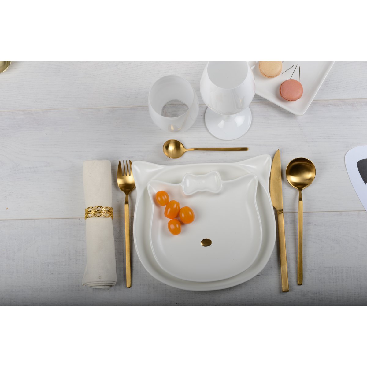 White plate in cat shape and golden nose - CozyVibe.eu