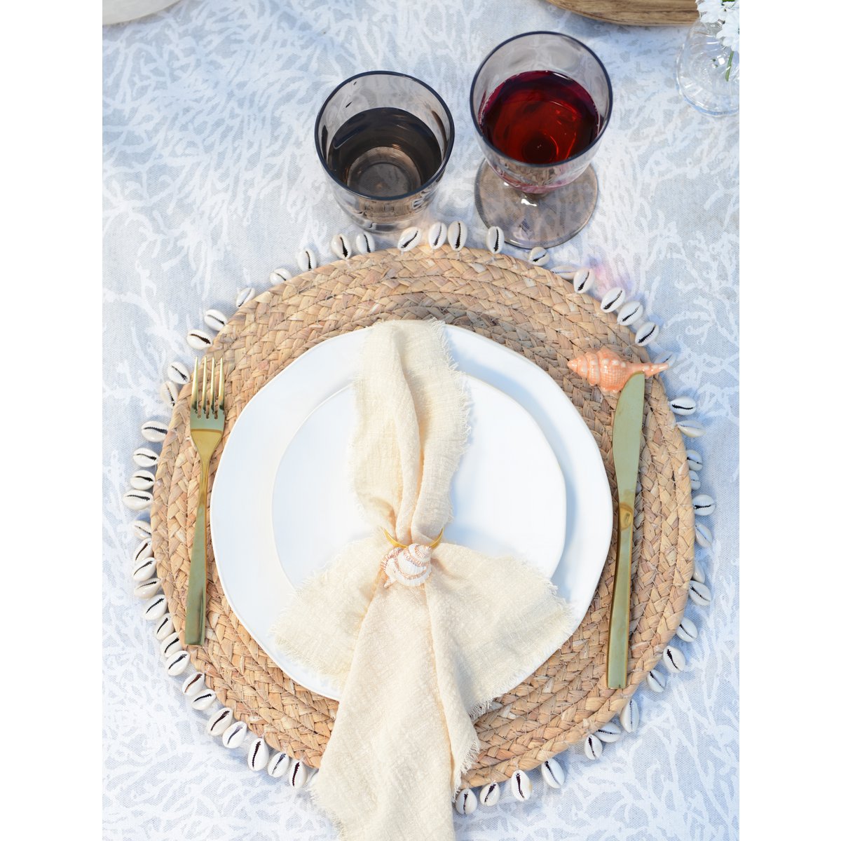 Preiswertes Tischset mit natürlichem Muscheldesign für einen eleganten Esstisch – CozyVibe.eu