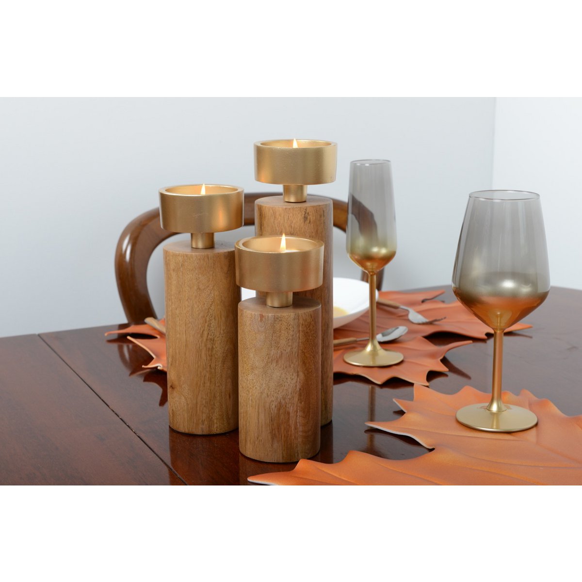 Kerzenhalter aus Holz und goldfarbenem Metall, 19cm – CozyVibe.eu