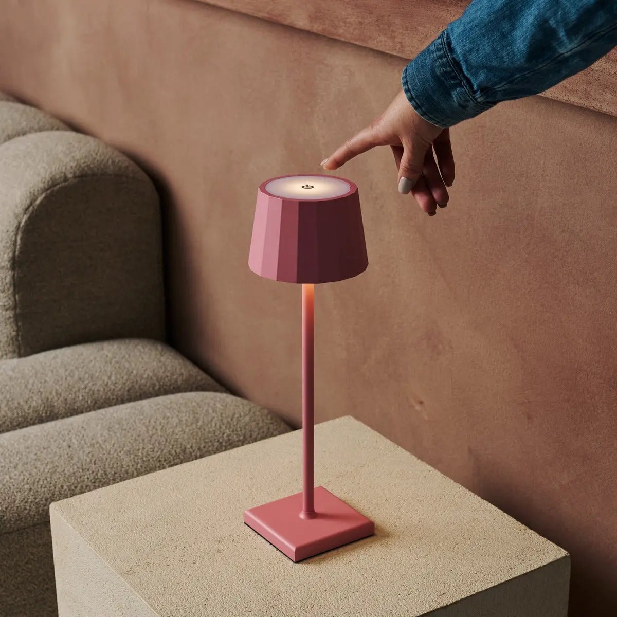 Wouter Flamingo Pink – Rechargeable Lamp | Modern Dimmable Lighting - CozyVibe.eu