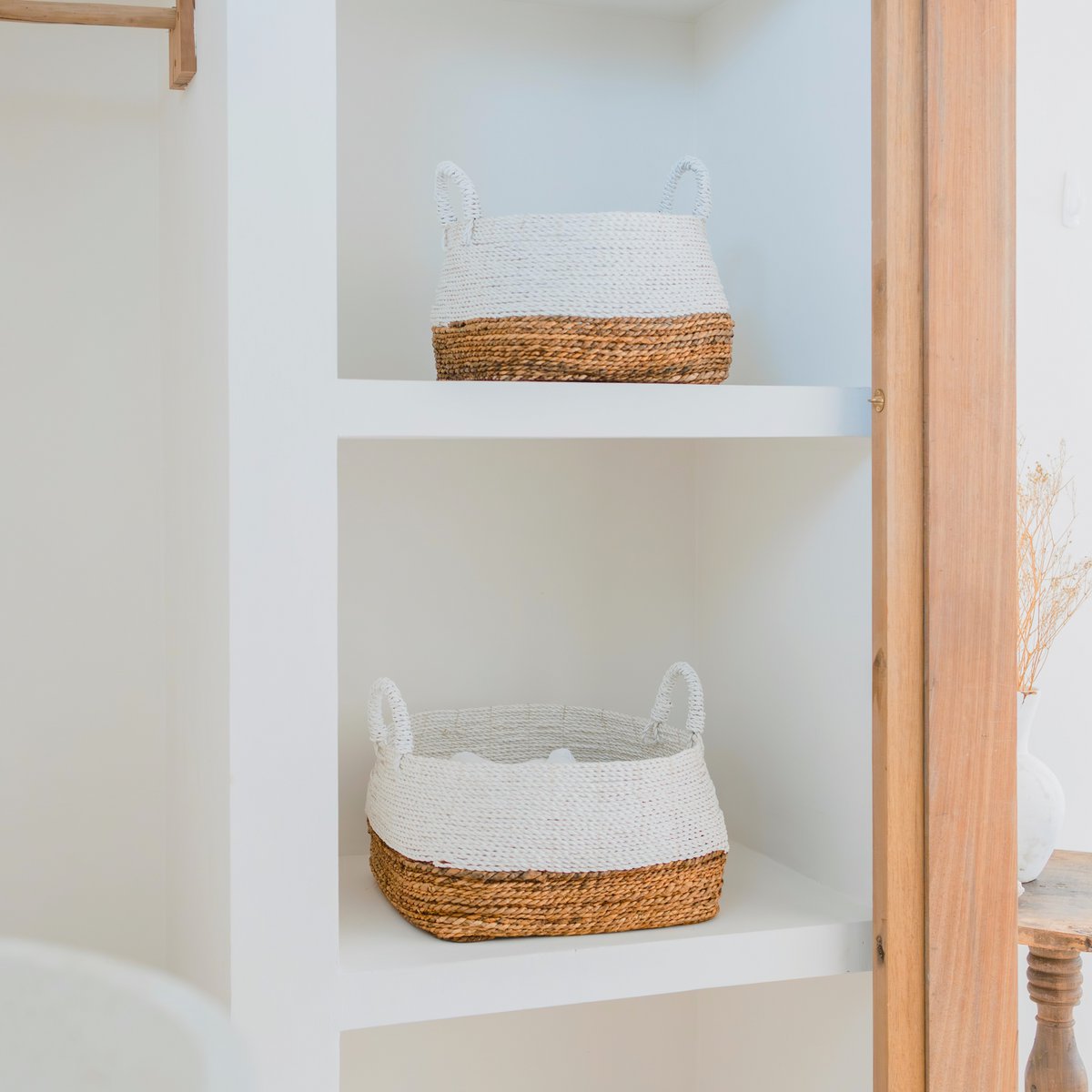 MAJALENGKA – weißer geflochtener Aufbewahrungskorb | Boho-Dekokorb | quadratischer Wäschekorb | Regalkorb aus Bananenfasern (3 Größen) – CozyVibe.eu
