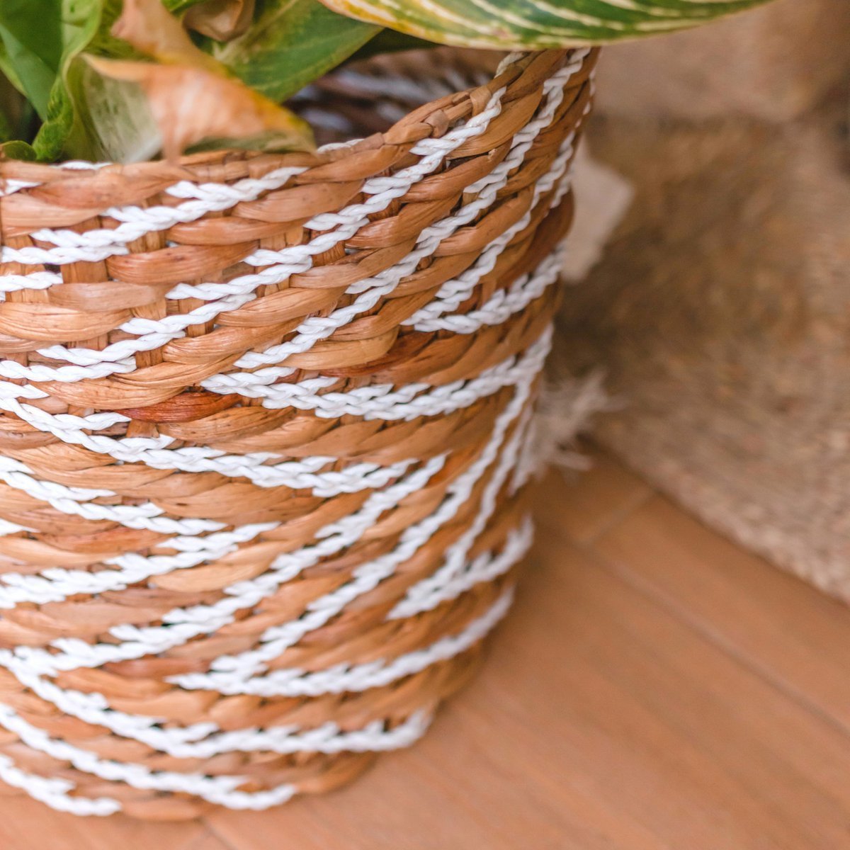 YALIMO Basket – Woven Water Hyacinth with Stripes - CozyVibe.eu