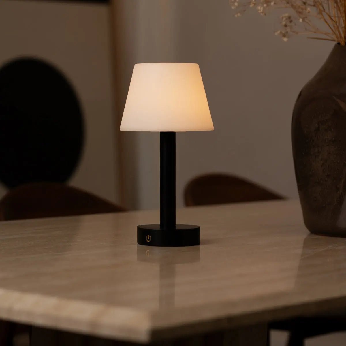 Zoë Black Tischleuchte – wiederaufladbar, dimmbar und tragbar – CozyVibe.eu