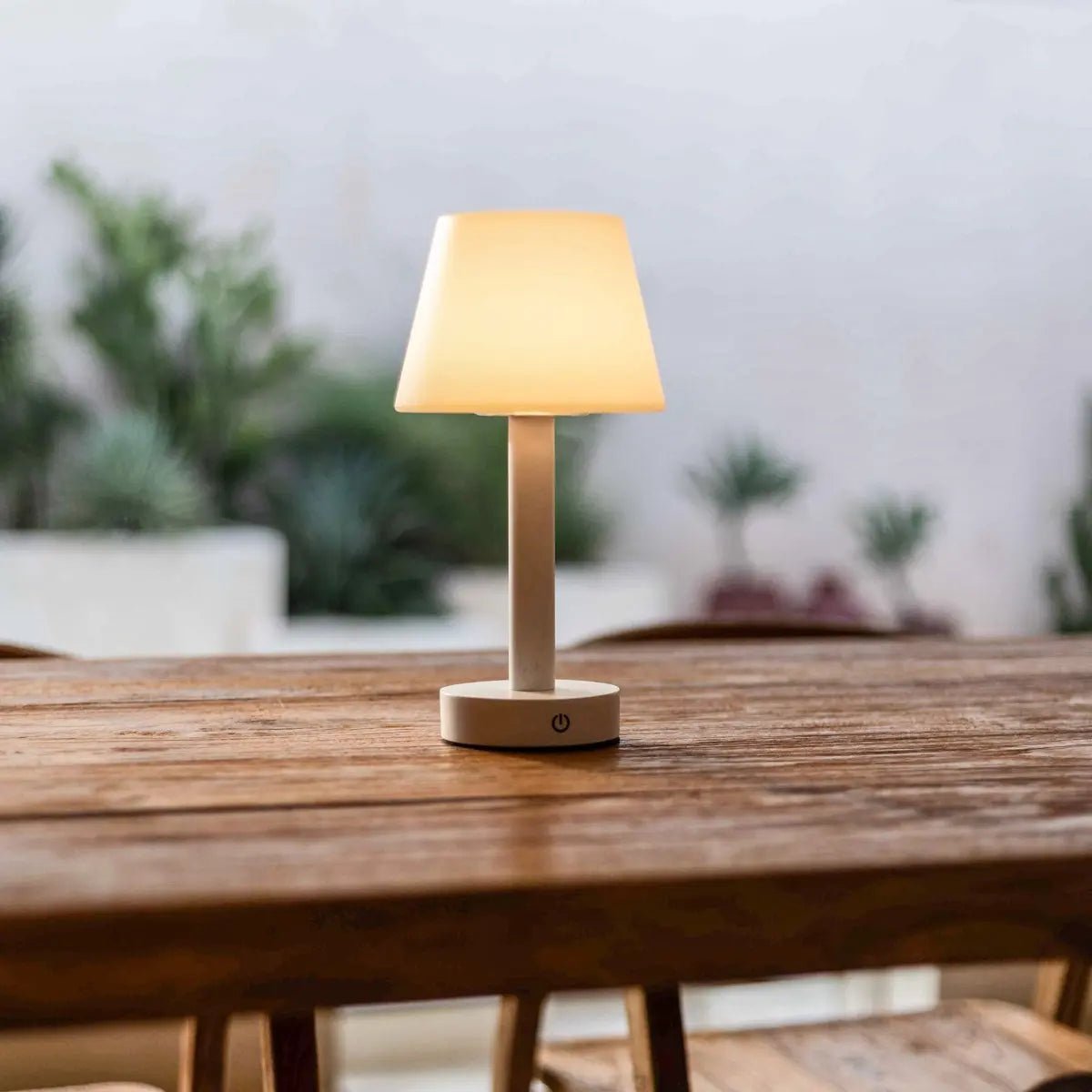 Zoë White Holzleuchte – kabellos, dimmbar und wiederaufladbar – CozyVibe.eu
